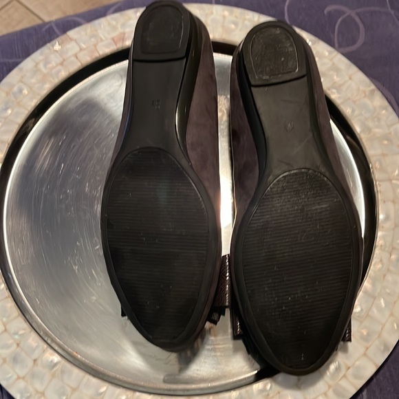 Coach Four suede Gray flats lizard bow. Padded for comfort -excellent - Picture 3 of 5